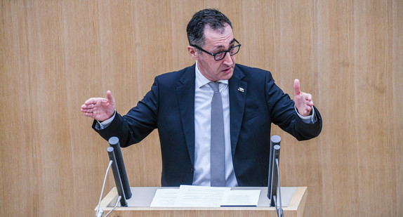 Ministerpräsident Cem Özdemir bei seiner Regierungserklärung im Landtag von Baden-Württemberg